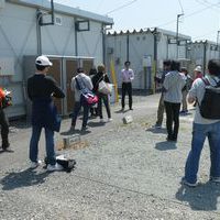 仮説団地内を見て回る受講生たち