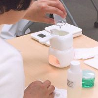 肉球クリームのクラフト作成でオイルを注ぐ受講生