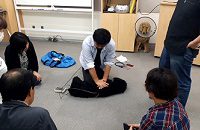 獣医師から学ぶ動物の救急救命実技セミナーでマネキン犬で実技体験