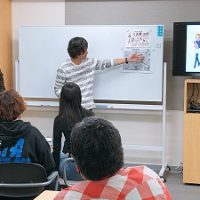 自分のグループの解答を発表する男性